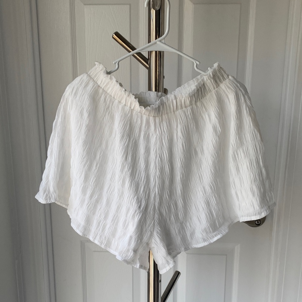 Skylar Rose White Textured Shorts with Elastic Waist, size M.